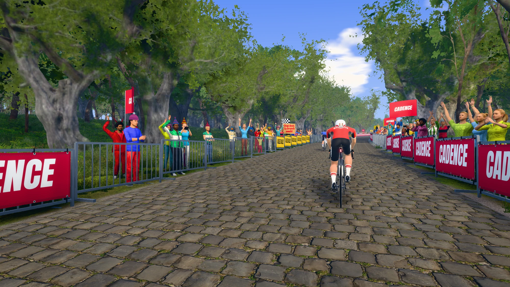 Een renner op de kasseien van de Vlaamse Ardennen, met een tempobot voor zich en publiek langs de weg.